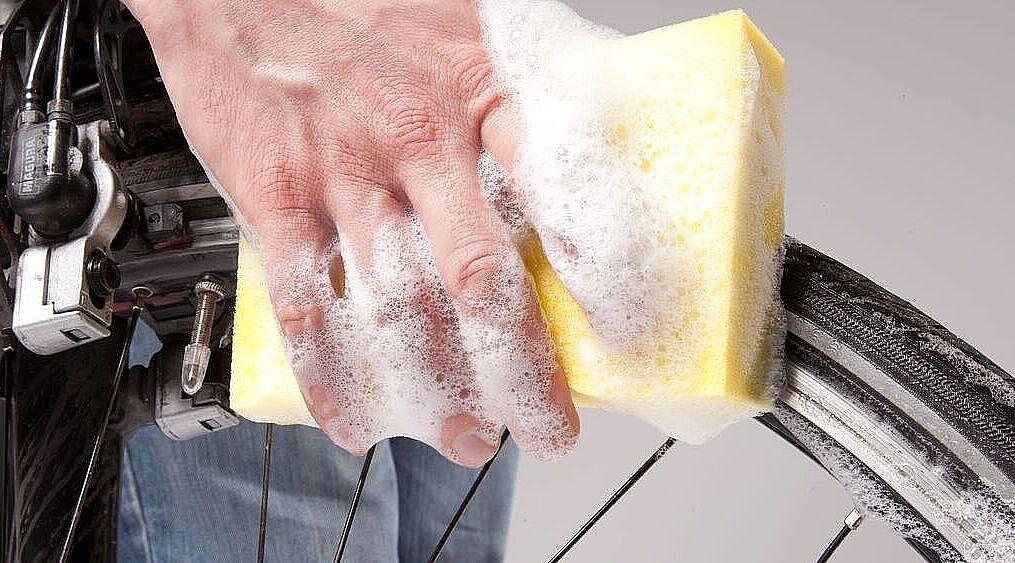 Fahrradpflege: Mit Wasser und Schwamm gegen den Fahrraddreck